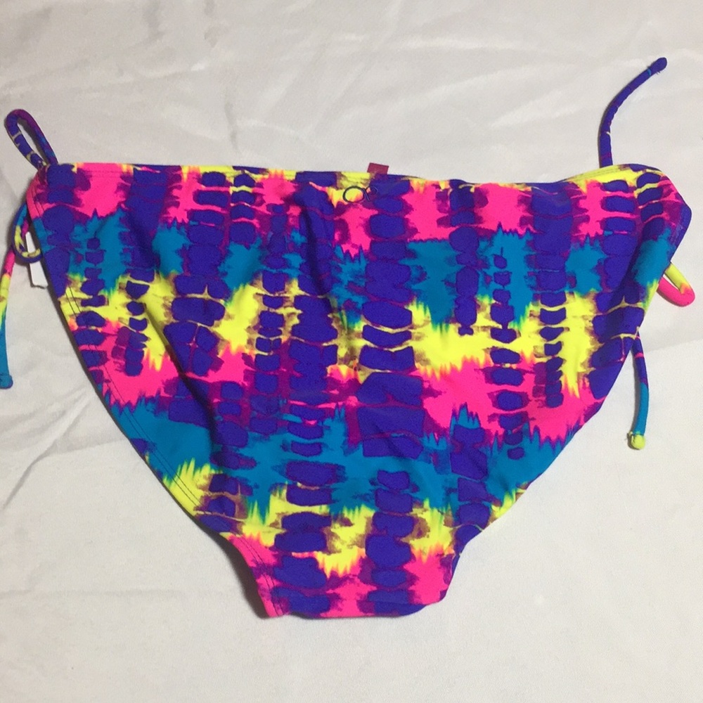 Bikini - Picture 4 of 4